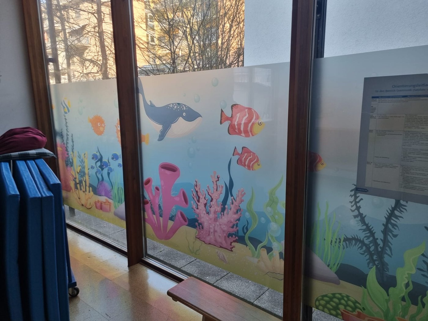 Blick durch bemalte Fenster