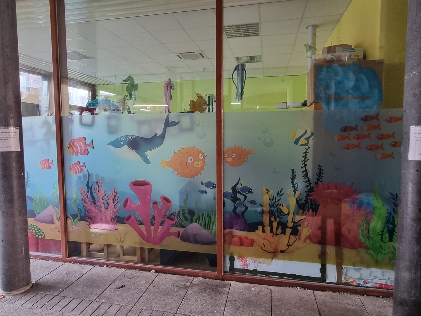 Fenster mit Fischen und Korallen