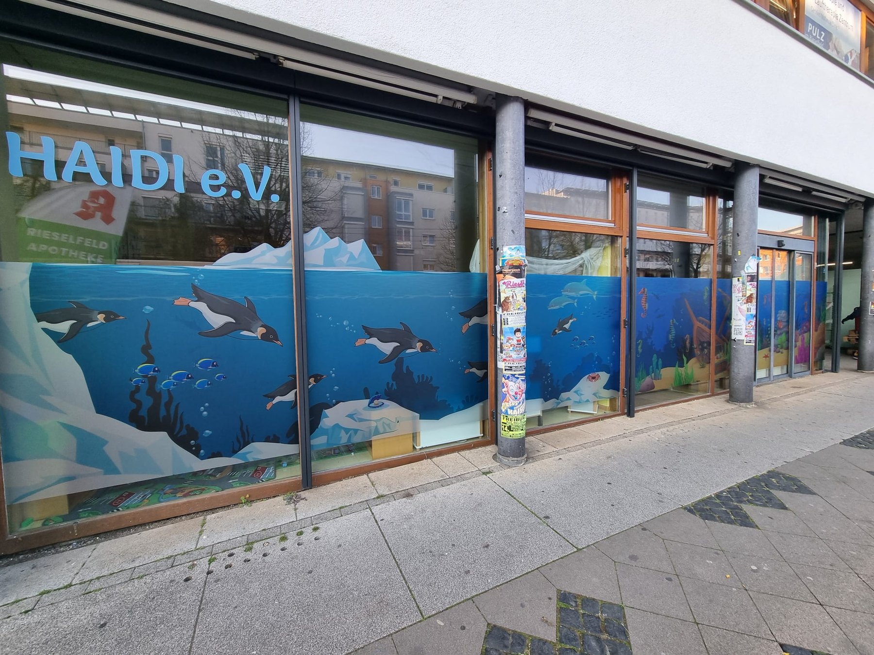 Außenansicht der Kindergruppe HAIDI mit Unterwasser-Fenstergestaltung