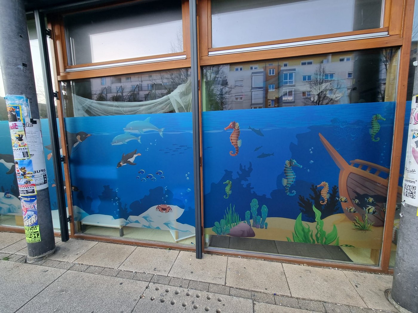 Bunte Unterwasserwelt an den Fenstern